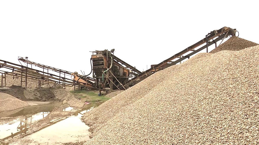 चितवनका १८ क्रसर उद्योग बन्द