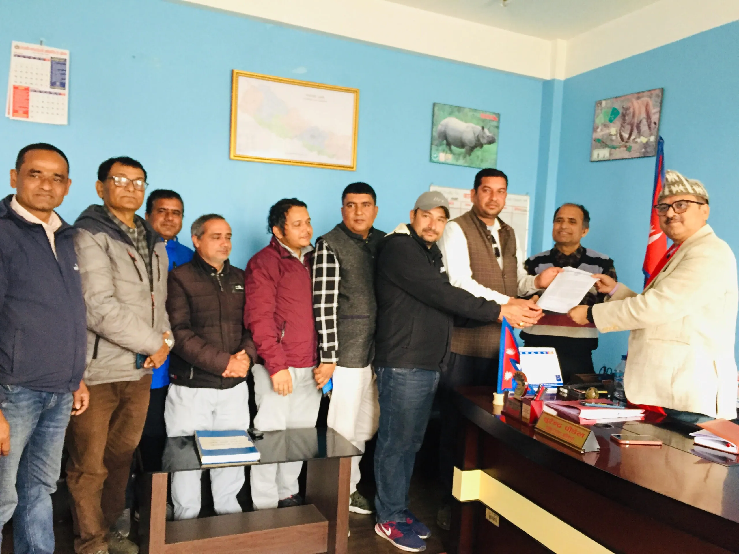 दूधको मूल्य बढाउन माग गर्दै सिडिओलाई चितवनका किसानको ध्यानाकर्षण पत्र