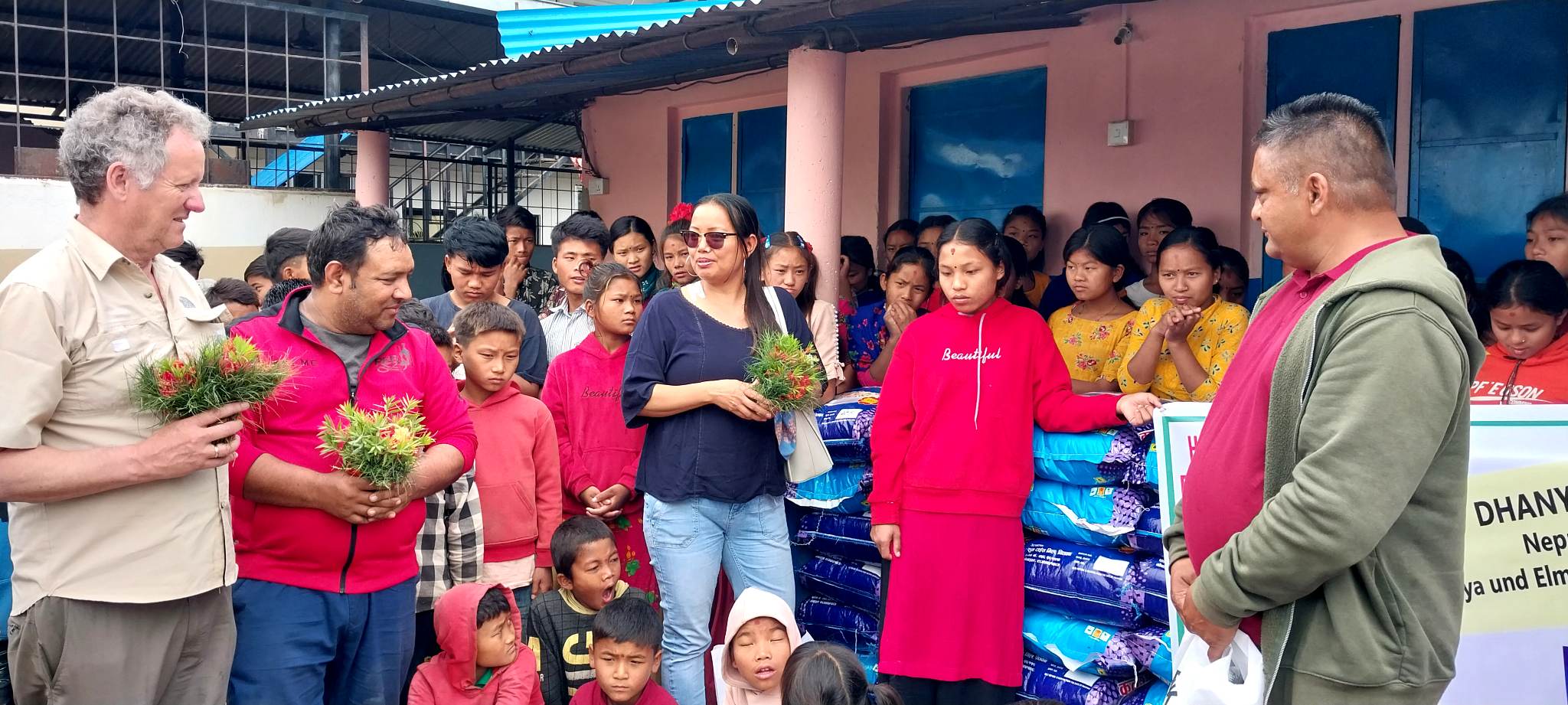 गामबेँसीको चेपाङ संरक्षण केन्द्रलाई खाद्यान्न सहयोग