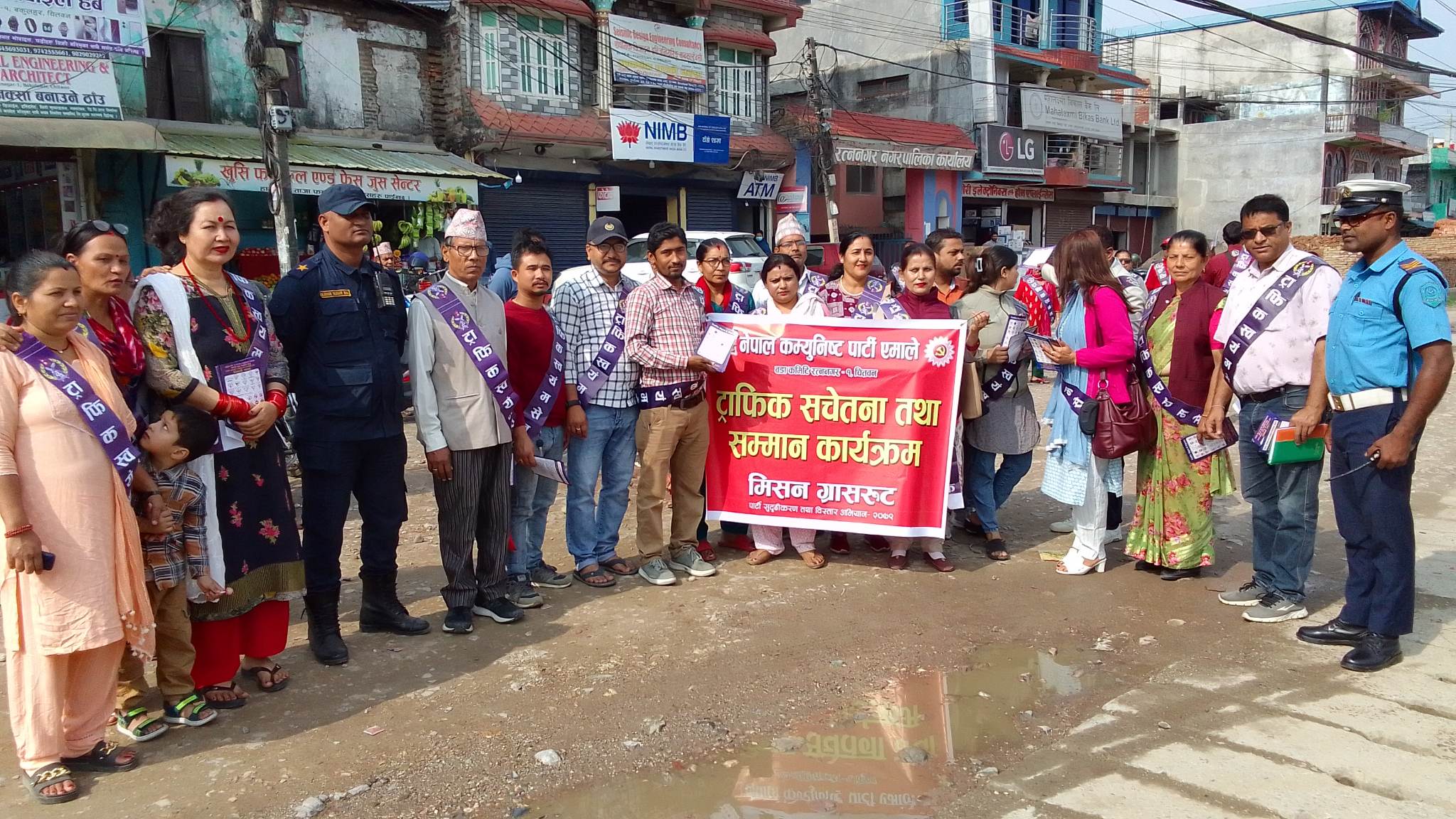 नेकपा एमाले रत्ननगरद्वारा ट्राफिक सचेतना